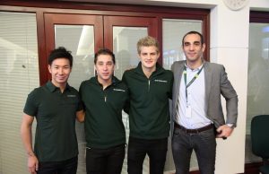 På fotoet ses Kamui Kobayashi, reservekører Robin Frijns og Marcus Ericsson sammen med Cyril Abiteboul, teamchef i Caterham.