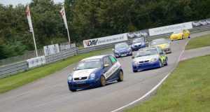 Den lille blå VW Lupo GTI med Nicolai Nielsen bag rattet viste sig endnu engang meget hurtig – her foran Tue Nielsen, Morten Jespersen, Morten Christensen, Steffen Petersen og Dennis Bannergård.