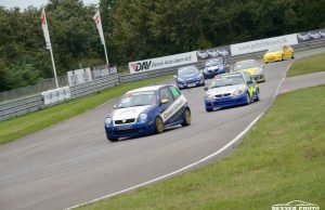 Den lille blå VW Lupo GTI med Nicolai Nielsen bag rattet viste sig endnu engang meget hurtig – her foran Tue Nielsen, Morten Jespersen, Morten Christensen, Steffen Petersen og Dennis Bannergård.