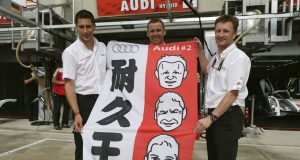 Loïc Duval (F), Tom Kristensen (DK) und Allan McNish (GB) mit einem Banner ihrer japanischen Fans