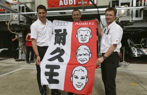 Loïc Duval (F), Tom Kristensen (DK) und Allan McNish (GB) mit einem Banner ihrer japanischen Fans