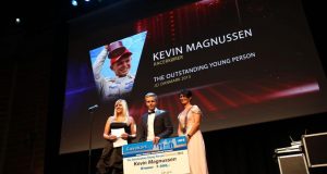 Kevin Magnussen modtager pris