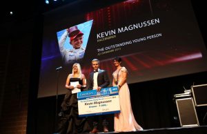 Kevin Magnussen modtager pris