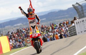På mange måder var søndagens løb på Aragon-banen i Spanien, helt typisk for 2013-sæsonen. Marc Marquez startede forrest, men Yamahas Jorge Lorenzo tog føringen og trak en del afstand over de første par omgange.