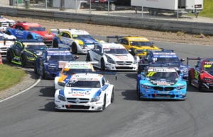 Trængsel i første sving er et af Super GT's varemærker. Det kommer også til at Ske i maj, når feltet skal fra Strandvejen til Oddervej (foto: Classic Race Aarhus).