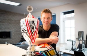 Kevin Rossel med Super GT-pokalen