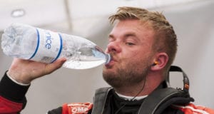 ”Man skal drikke halvanden gange det, man har tabt,” siger professor Lars Nybo i sin anbefaling til kørere, som efter en periode i racerbilen skal have genoprettet væskebalancen.