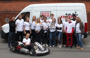 Odenses Vester Skole fik bevis for DM i skolegokart 9.a fra Vester Skole i Odense har nu fået det fysiske bevis for deres DM i skolegokart. Mens klassen endnu hed 8.a, sikrede de sig DM i skolegokart i sæsonen 2019/2020. 62 klasser var tilmeldt skoleprojektet, hvor motorsport og undervisning går hånd i hånd, og eleverne får unik indsigt i særligt tekniske fag på erhvervsuddannelser. Elever og lærere fra den odenseanske klasser fik det fysiske bevis af DASUs projektleder på skoleprojektet, Mikkel Bøyesen.