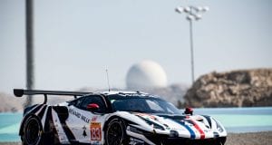 Den danske Ferrari-fabrikskører Nicklas Nielsen kan kalde sig verdensmester i GTE Am-klassen efter en pragtpræstation i WEC-finalen på Bahrain International Circuit lørdag aften.