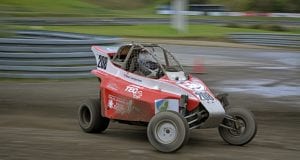 Crosskart gav forandret ungdomsliv På en nedlagt landejendom fløj Nina og Karstens Christensens biologiske børn fra reden sidst i halvfemserne. Ægteparret fortæller: ”Vores hjem har altid været fyldt med børn og unge mennesker – så det så vi ingen grund til at ændre på – derfor var valget som plejeforældre det helt rigtige for os.”