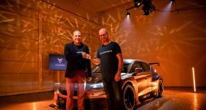 Jan Magnussen ny mærkeambassadør for CUPRA i Danmark Den tredobbelte DTC-mester skifter til CUPRA i 2021-udgaven af det danske TCR-mesterskab og indgår samtidig ambassadøraftale med den danske importør af det spanske performancebrand. Her sammen med administrerende direktør hos CUPRA Danmark, Christian Kynding.