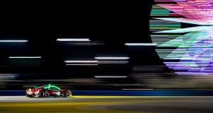 Den danske Ferrari-fabrikskører Nicklas Nielsen var med i toppen af GTD-feltet, da et sammenstød få timer før mål sendte hans italienske team ud af kampen i årets 24-timersløb på Daytona.