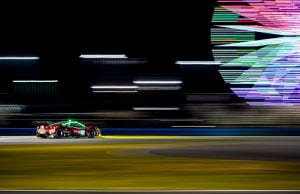 Den danske Ferrari-fabrikskører Nicklas Nielsen var med i toppen af GTD-feltet, da et sammenstød få timer før mål sendte hans italienske team ud af kampen i årets 24-timersløb på Daytona.