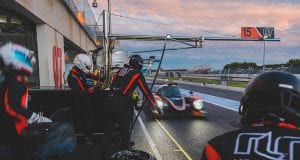 Malthe får mulighed for at køre race om natten i Abu Dhabi. Foto: Xynamic Photography.