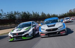På søndag klokken 13.30 er det tid: TCR Denmarks 2021-premiere fra Ring Djursland står for døren, og for første gang er det med TV2 Sport og med alle de vanlige stemmer - Ulrik Jönsson, Jens Winther Jr. og Jacob Hammerholt bag mikrofonerne.