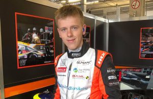 Sidste år var Malthe Jakobsen på alles læber, da han leverede imponerende overhalinger og stærk performance under de to Road to Le Mans-supportløb forud for det legendariske 24 timers-løb. Nu er der taget beslutning om at gøre det én gang til.