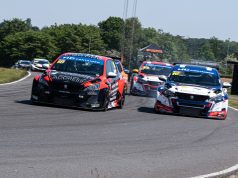 Peugeot er ét af de bedst repræsenterede mærker i feltet - her med Michael Markussen i #18 og Casper Elgaard i #16. Foto: TCR Denmark
