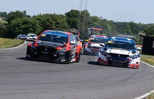 Peugeot er ét af de bedst repræsenterede mærker i feltet - her med Michael Markussen i #18 og Casper Elgaard i #16. Foto: TCR Denmark