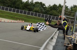 Weekendens afdeling af Formel 4-mesterskabet på Ring Djursland blev afviklet på bare en enkelt dag. Den store vinder var Noah Strømsted, som i sin bare tredje løbsweekend endte med at løbe med tre heatsejre af tre mulige. Vel at mærke uden nogensinde at have kørt en meter på banen før.