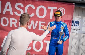 Emmo Jr. Fittipaldi (th.) kan stadig snuppe mesterskabet foran Mads Hoe (tv.). Foto: Boxengasse