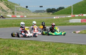 Er man gået igennem ryttergården til et kartingarrangement i år, har man måske stødt på et telt dekoreret med klare gule og grønne signalfarver foruden teksten Driver Academy. ”Bjørn Thomas Smith, der er far til en af vores kørere, sagde, at vi skulle have nogle farver på teltet og karterne, så folk kunne se os, og jeg må give ham ret. Vi var vidt omkring i farvevalget, men Bjørn fik sin vilje, og det var godt.” Foto: Morten Alstrup