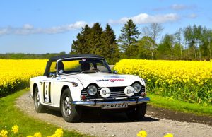Klassisk rally består af bilentusiaster, der nyder køreglæde i klassiske biler på smukke veje. Her eksemplificeret af far og søn, Lars og Simon Hjorth fra Dianalund og Middelfart, der i weekenden med deres Triumph TR4A fra 1966 jagter deres fjerde sejr i Oresund Rally.