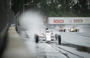 Der skulle ikke meget til for at Mads Villads Hoe sensationelt kunne kalde sig for dansk Formel 4-mester anno 2021. Et stort forspring til Emerson Jr. Fittipaldi skulle blot holdes ved lige for at østjyden kunne sikre sig titlen - vel at mærke i en ældre Formel 5-racer. Foto: Boxengasse