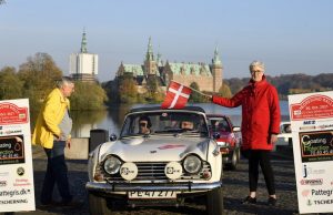 Borgmester Kirsten Jensen, Hillerød, sender start nr. 1, far og søn-mandskabet Lars og Simon Hjort fra Dianalund og Middelfart af sted ud på Oresund Rally i deres Triumph TR4A fra 1966. De vandt Eliteklassen (foto: Michael Eisenberg).