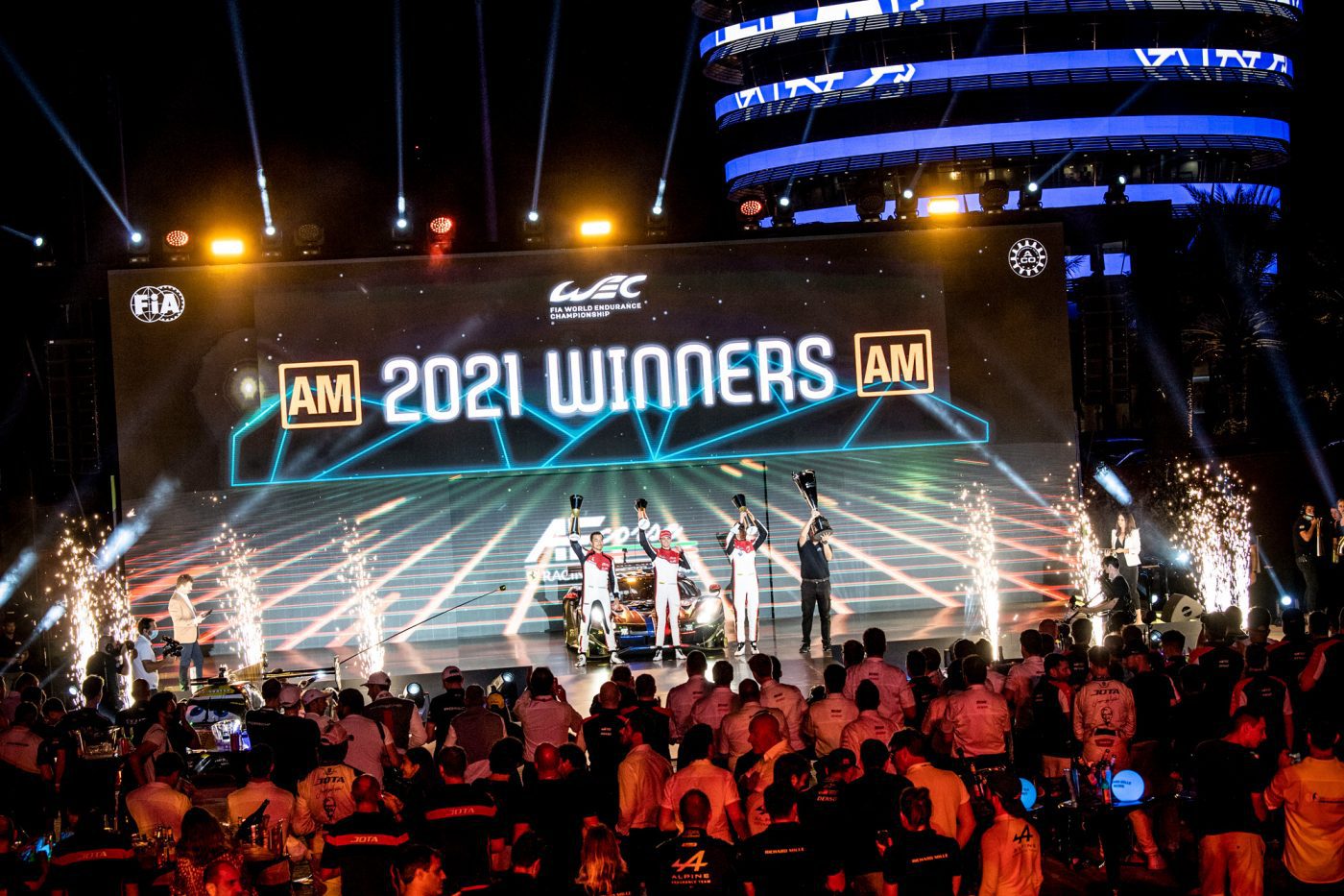 Den danske Ferrari-fabrikskører, Nicklas Nielsen, sikrede for andet år i træk en VM-titel, da han lørdag aften tog sæsonens fjerde løbssejr i finalen i FIA World Endurance Championship.