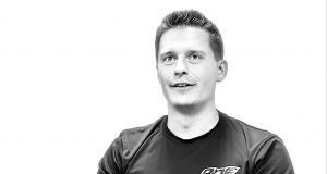 Kom med på Ole Haugårds rejse i kartingsporten i podcasten Det ternede flag