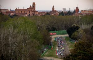 Det lugtede længe af noget stort da første afdeling af GT World Challenge Europe blev kørt på banen i Imola, men i sidste ende måtte de ti danskere tage til takke med fine, men sekundære placeringer.