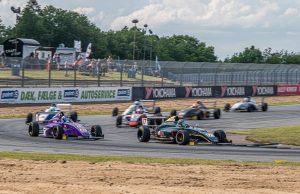 Der blev kæmpet om placeringerne gennem hele feltet, da Formel 4-kørerne kørte tredje afdeling af mesterskabet på FDM Jyllandsringen. Julius Dinesen øgede forspringet i mesterskabet, mens der blev sat ny deltagerrekord i klassen.