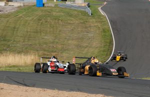 Der var tæt racerløb med hårde og fair dueller i hele feltet, da Formel 4-kørerne gæstede Ring Djursland i weekenden.