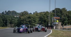Kørerne i Formel 4-klassen får en ny udfordring i weekendens næstsidste afdeling af mesterskabet på Padborg Park: Lørdagens finaleheat køres lige inden mørkets frembrud.