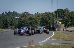 Kørerne i Formel 4-klassen får en ny udfordring i weekendens næstsidste afdeling af mesterskabet på Padborg Park: Lørdagens finaleheat køres lige inden mørkets frembrud.