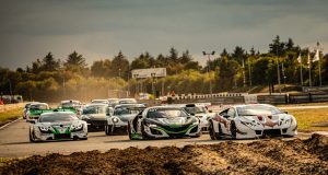 Michael Rosenkilde Nissen og Lars E. Pedersen delte sejrene i Special Saloon Car-klassen i weekendens Night Race på Padborg Park. Mesterskabet bliver til gengæld først afgjort i finaleweekenden.
