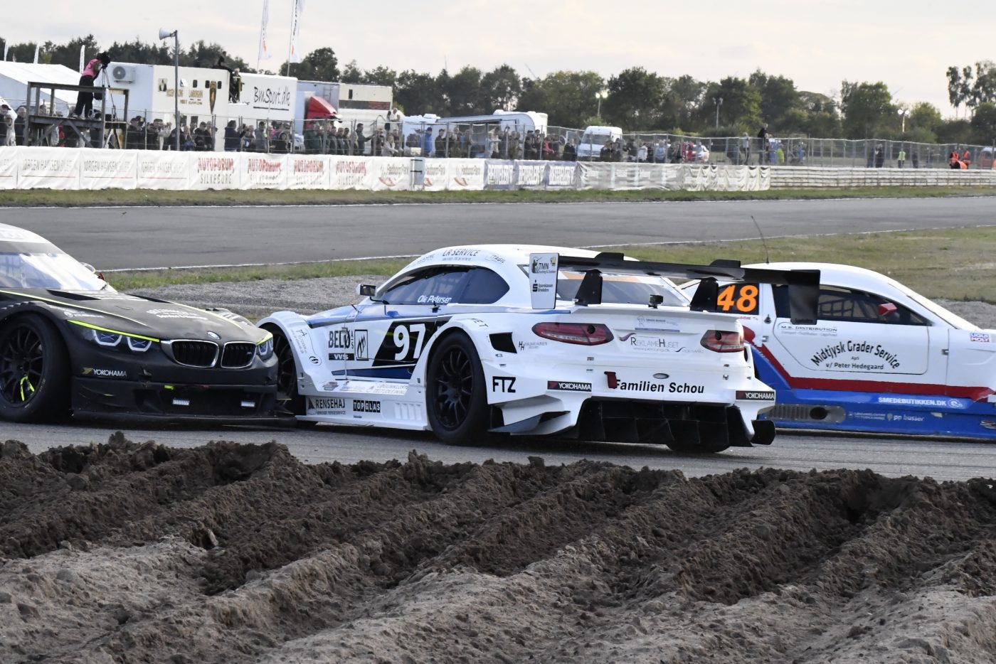 Ole Petersen skal undgå situationer som denne, hvis han skal forsvare sin titel i OK Oktan 100 Super GT Danmark (foto: Morten Kimer Hansen).