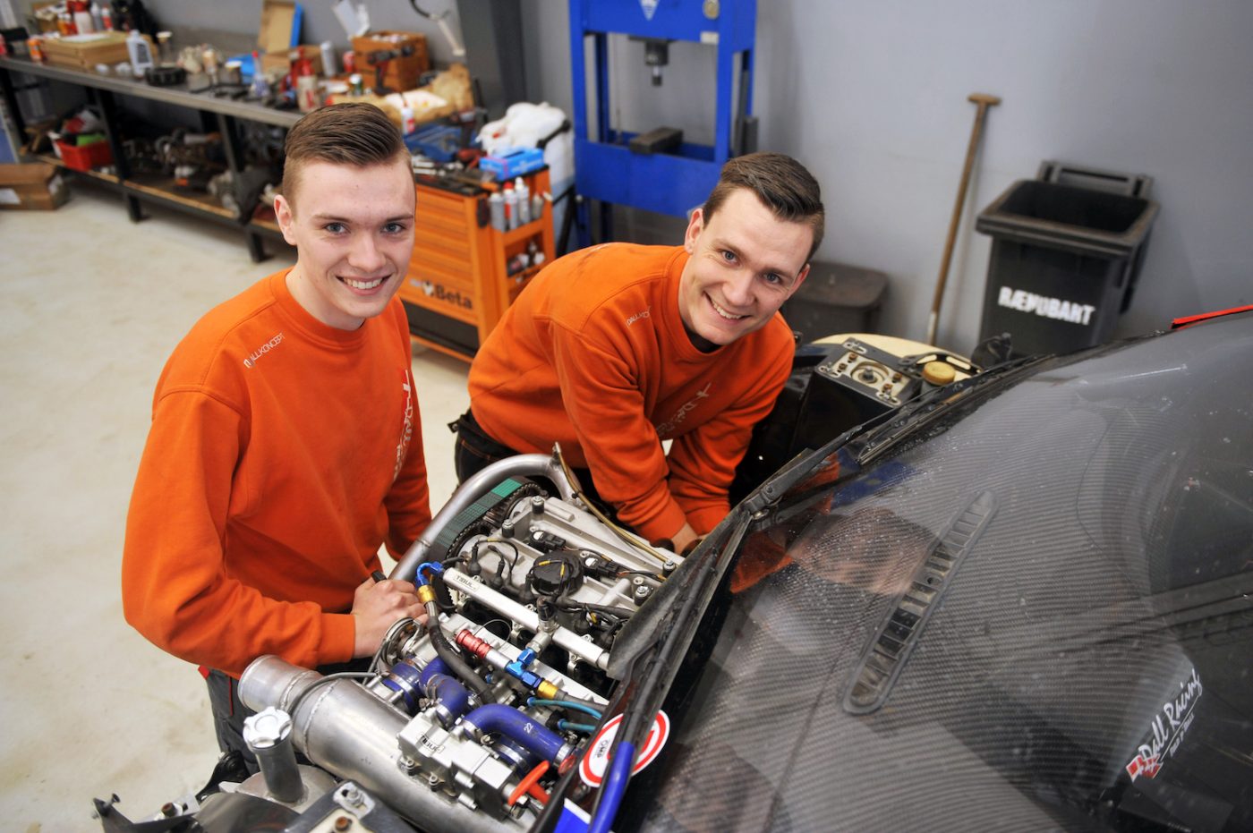 Når Magnus Dall (t.h.) skal have sin nyrenoverede racermotor installeret i sin SuperCar, hjælper Mathias Dall til. Foto: Morten Alstrup