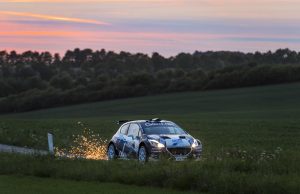 Lørdag aften lagde Kenneth Madsen og Mette Felthaus på vejene omkring Kalundborg (foto: Jokum Tord Larsen).