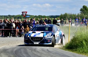 Skønsvist et par tusinde tilskuere fulgte Rally Vestsjælland fredag og lørdag. Her er det vinderne Kenneth Madsen og Mette Felthaus, der giver den gas foran publikum i deres Peugeot 208 R5.