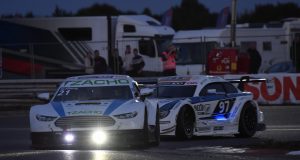 Kampen i Super GT spidser til i efterårsmørket Lørdagens Night Race på Padborg Park bliver sæsonhøjdepunktet i Super GT-klassen Selv om sensommeren stadig er over os, er aftnerne på det seneste blevet kortere. Det er der sikkert mange, som begræder, men ikke det danske motorsportspublikum. Efterårets komme er nemlig ensbetydende med Night Race på Padborg Park – sæsonhøjdepunktet for OK Oktan 100 Super GT Danmark. Lørdag afvikles løbet for niende gang, og det har gennem tiden været det løb, som alle racerkørere gerne vil vinde. Kun to af kørerne i årets felt i OK Oktan 100 Super GT Danmark har tidligere vundet Night Race. Frederik Nymark, Hadsten, gjorde det i 2017, mens Ole Petersen, Bredebro, med sine sejre i 2020 og 2021 er den eneste dobbeltvinder af løbet. Makkerparret er naturligvis blandt favoritterne til at tage årets sejr i Night Race – ligesom de kæmper om titlen i klassen. Men mange flere kørere vil byde ind for at tage pokalen med de store ører lørdag aften på Padborg Park. Kevin Rossel, Vejle, er tidligere mester i OK Oktan 100 Super GT Danmark, men har endnu sin første sejr i Night Race til gode. Casper Pilgaard, Ryomgård, er en anden veteran i klassen, som mangler en Night Race-sejr på sit CV, men også nye folk som debutanten Simon Birch Kristensen, Ikast, og den førende i Am-mesterskabet Magnus Taulborg, Sabro, har tidligere vist, at de har farten til at komme frem. Nu skal de bare gøre det i det sønderjyske mørke. Det første heat i OK Oktan 100 Super GT Danmark starter lørdag 18.40. Når andet heat starter 20.25 er solen gået ned, og når finalen køres 21.20, er det kun de opstillede projektører og racerbilernes lygter, som sørger for belysningen. Alle tre løb vises live på YouTube-kanalen Dansk Motorsport Live. Billedtekst (kan frit anvendes med kildeangivelse): Når solen går ned, spidser kampen i OK Oktan 100 Super GT til ved Night Race på Padborg (foto: Morten Kimer).