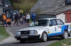 Kurt Mejer og Steen Bøgelund fra Horsens Automobil & Motor Klub runder her et at de skarpe sving på hastighedsprøven ved Yding i 2023.