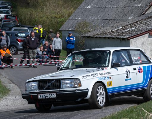 Kurt Mejer og Steen Bøgelund fra Horsens Automobil & Motor Klub runder her et at de skarpe sving på hastighedsprøven ved Yding i 2023.