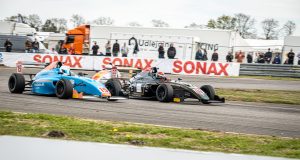 Marius Kristiansen var nok den kører, som gjorde mest væsen af sig i årets første løb. Først med en spektakulær afkørsel, da han ramte Mathias Bjerre Jakobsens baghjul og blev sendt i luften bare en enkelt omgang inde i første heat - og siden med imponerende opkørsler fra feltets bagerste ende og helt frem til en podieplacering i finaleheatet. FDM Jyllandsringen har han prøvet før og kalder den for sin hjemmebane, så noget kan tyde på, at vestjyden satser på at lave et godt resultat.