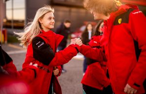 14-årige Alba Hurup Larsen kæmpede sig igennem første runde af FIA Girls On Track – Rising Stars og er nu blandt fire kørere fra hele verden, som skal kæmpe om en potentiel plads i Ferraris eftertragtede talentprogram.