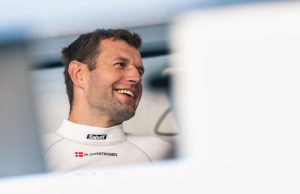 Porsche fabrikskører Michael Christensen sejrede natten til mandag på den ikoniske Indianapolis racerbane og fik lov at kysse den berømte målstreg bestående af banens gamle belægning af mursten.