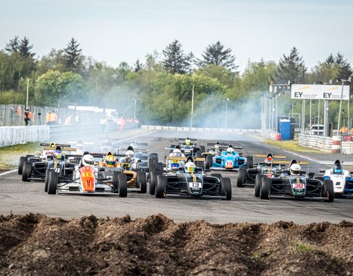 Et stort felt af Nordic 4-biler stiller til start til Night Race på Padborg Park, hvor mesterskabet går ind i sin afgørende fase.
