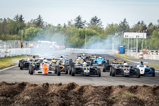 Et stort felt af Nordic 4-biler stiller til start til Night Race på Padborg Park, hvor mesterskabet går ind i sin afgørende fase.