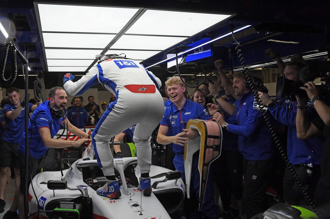 Der var jubel, da Kevin Magnussen sikrede sin og Haas' første pole position (foto: Grand Prix Photo).