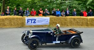 En hundrede år gammel bil kan stadig køre motorløb. Peter Bering fra Præstø vil køre denne Delage DISS fra 1925 op ad bjergvejen til Munkebjerg.